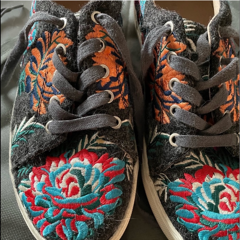 Floral Embroidered JSlides - Picture 6 of 7